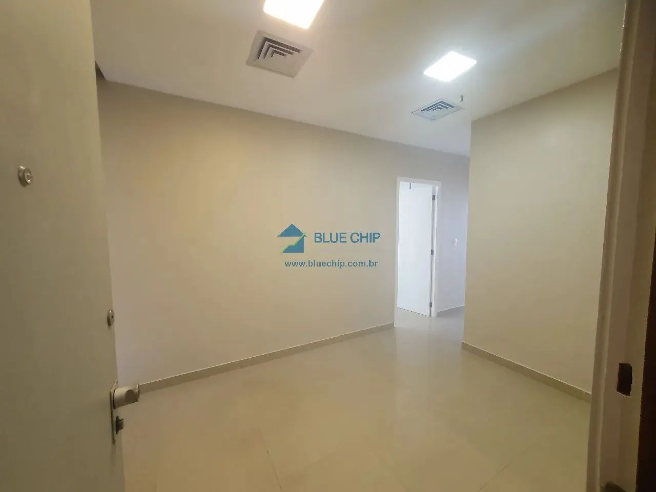Salas para locação no Edifício Centro da Barra - Barra da Tijuca com 65m² por R$2.000,00