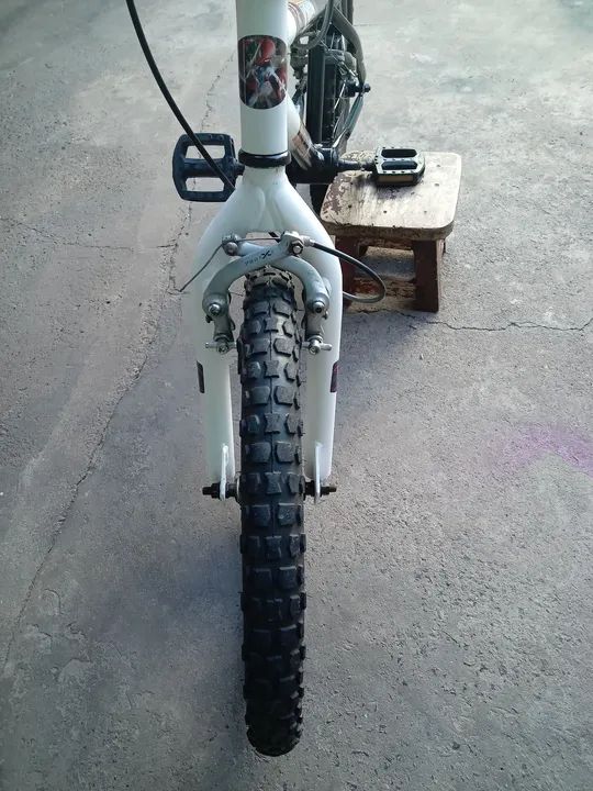 Bicicleta Infantil homem aranha seminova  - Foto 4