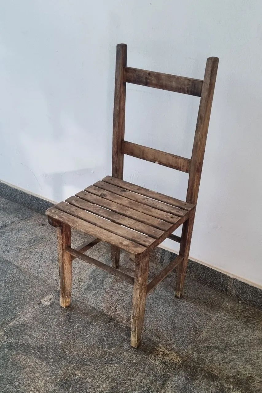 Cadeira Antiga de Madeira - Foto 2