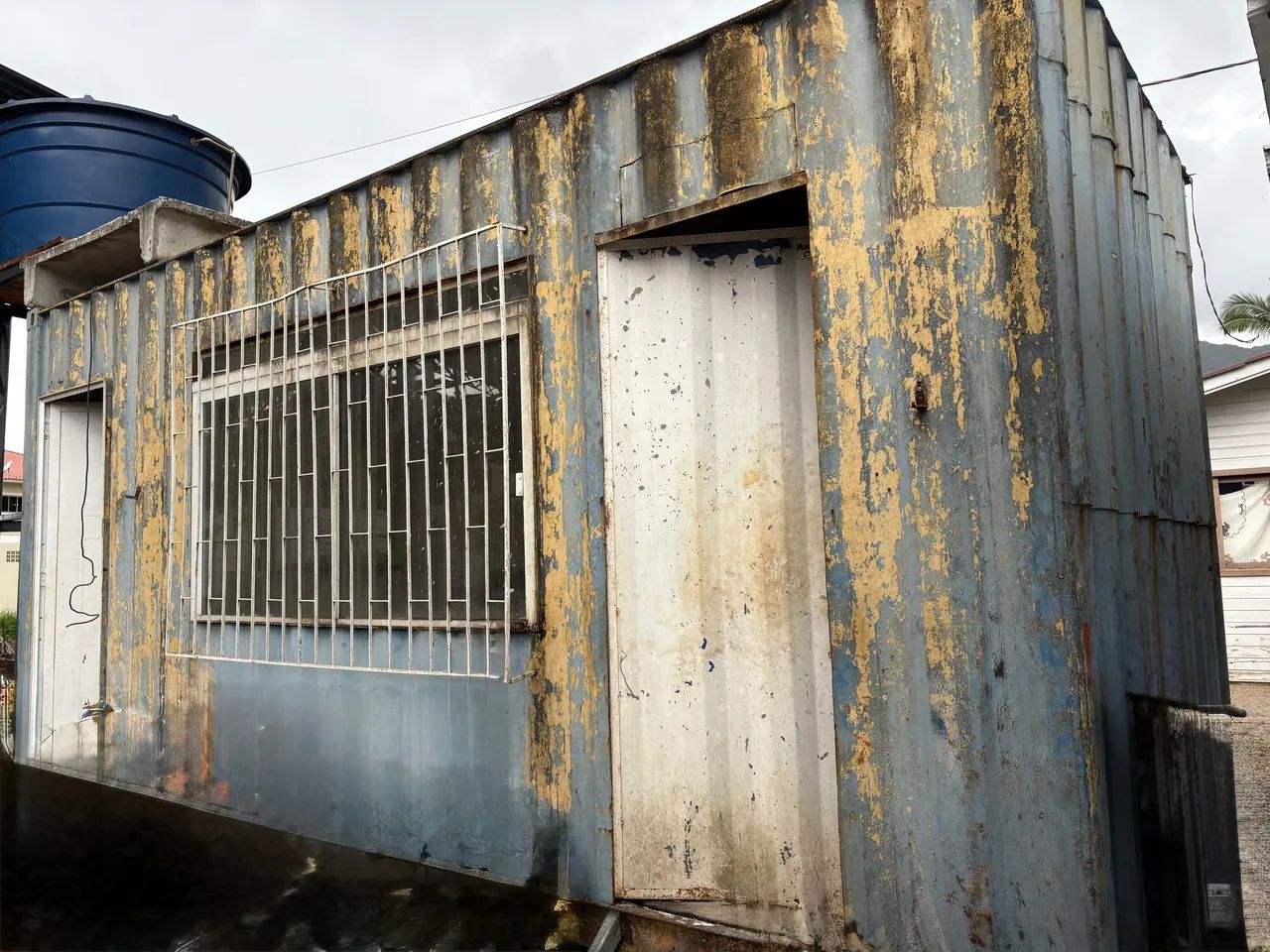 Contêiner 6 metros com banheiro 64960461553538120