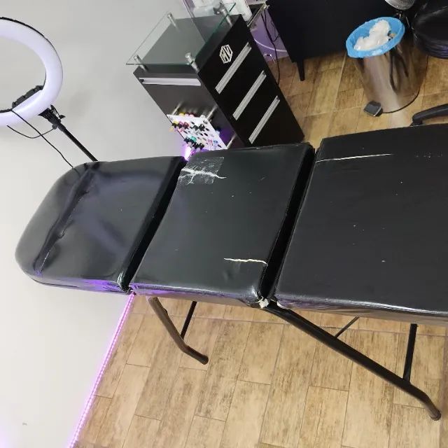 Vendo uma maca usada com pequenos detalhes. Ideal para tatuagem.