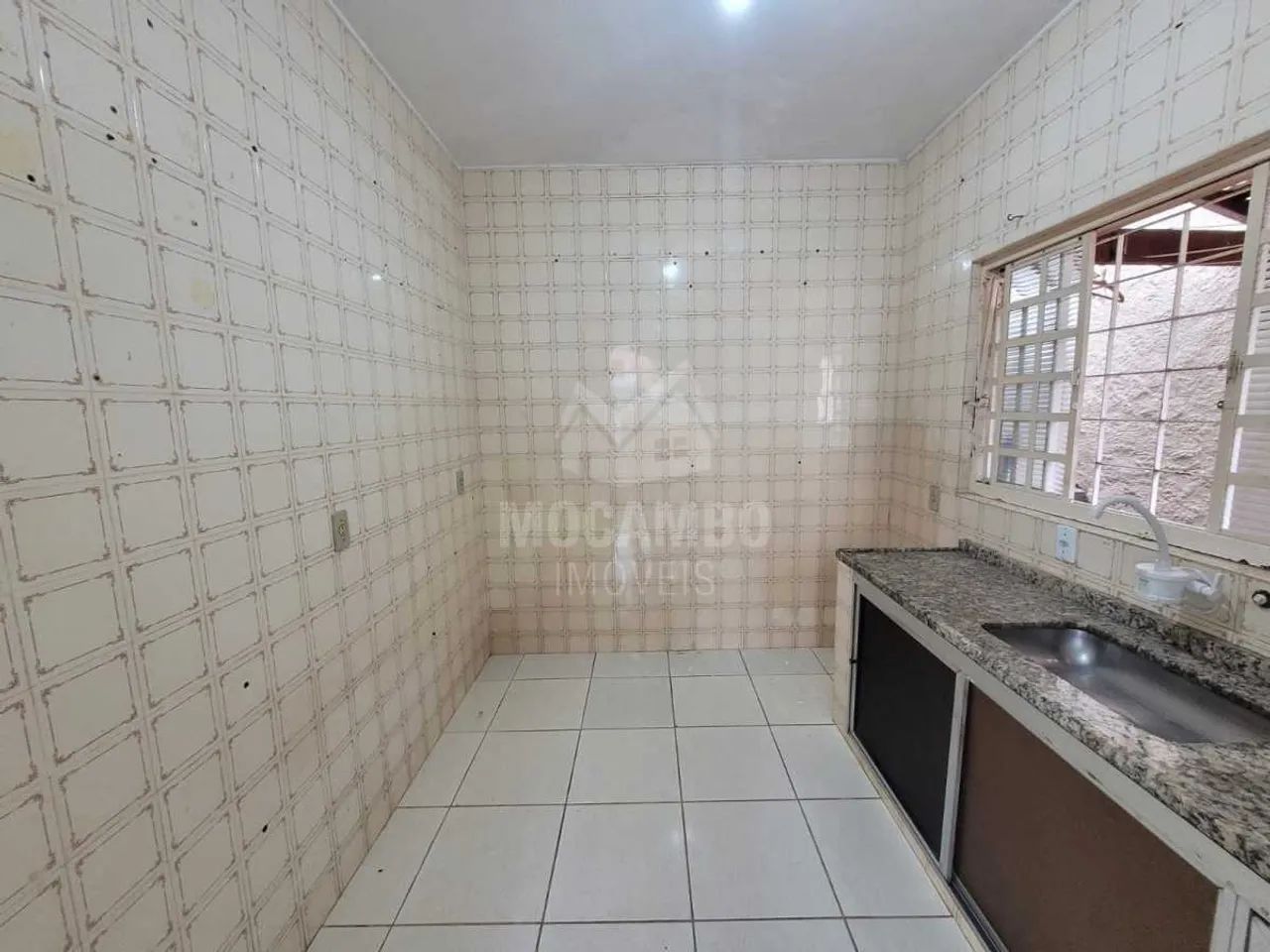 Casa de rua : / Residencial / Jardim Ipê