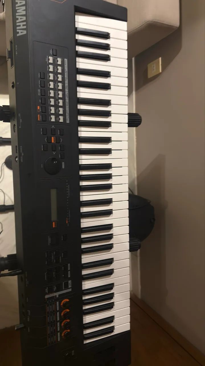 YAMAHA MX61 