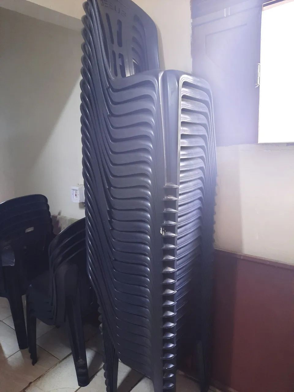 Cadeiras usadas c defeito - Foto 2