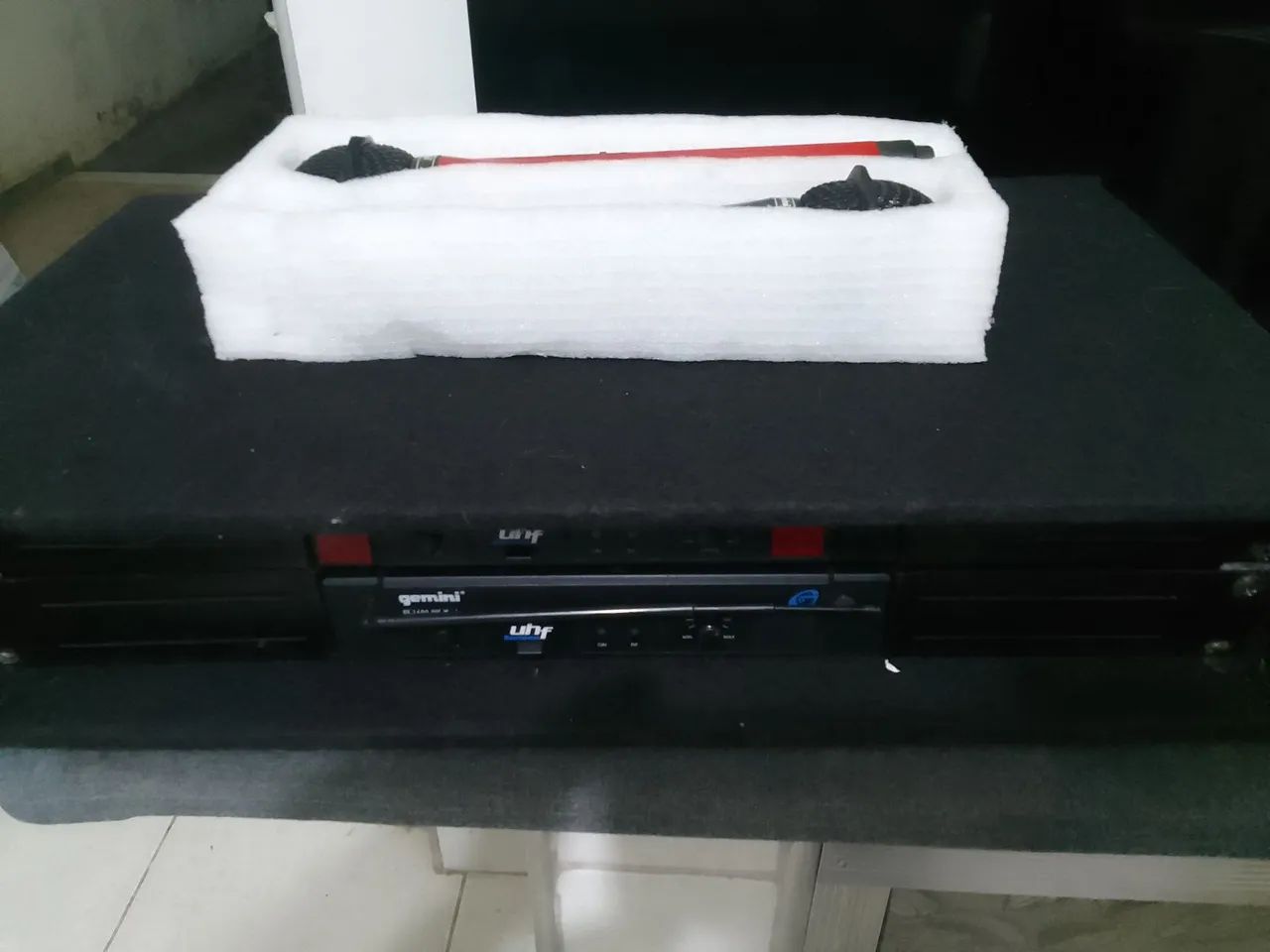 Microfones sem fio ux1600uhf com plugue p10 e balanceado 2pilhas gabinete - Foto 4