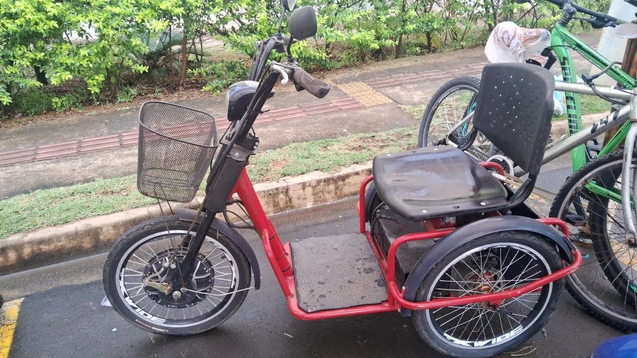Vende-se triciclo elétrico.