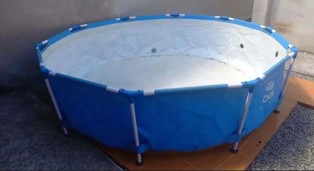 Vendo uma piscina 