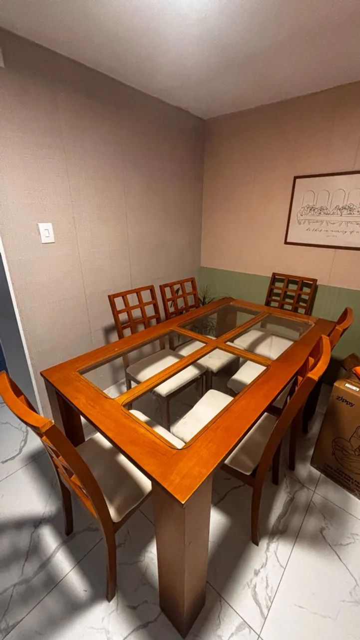 MESA DE MADEIRA COM 6 LUGARES E CADEIRAS