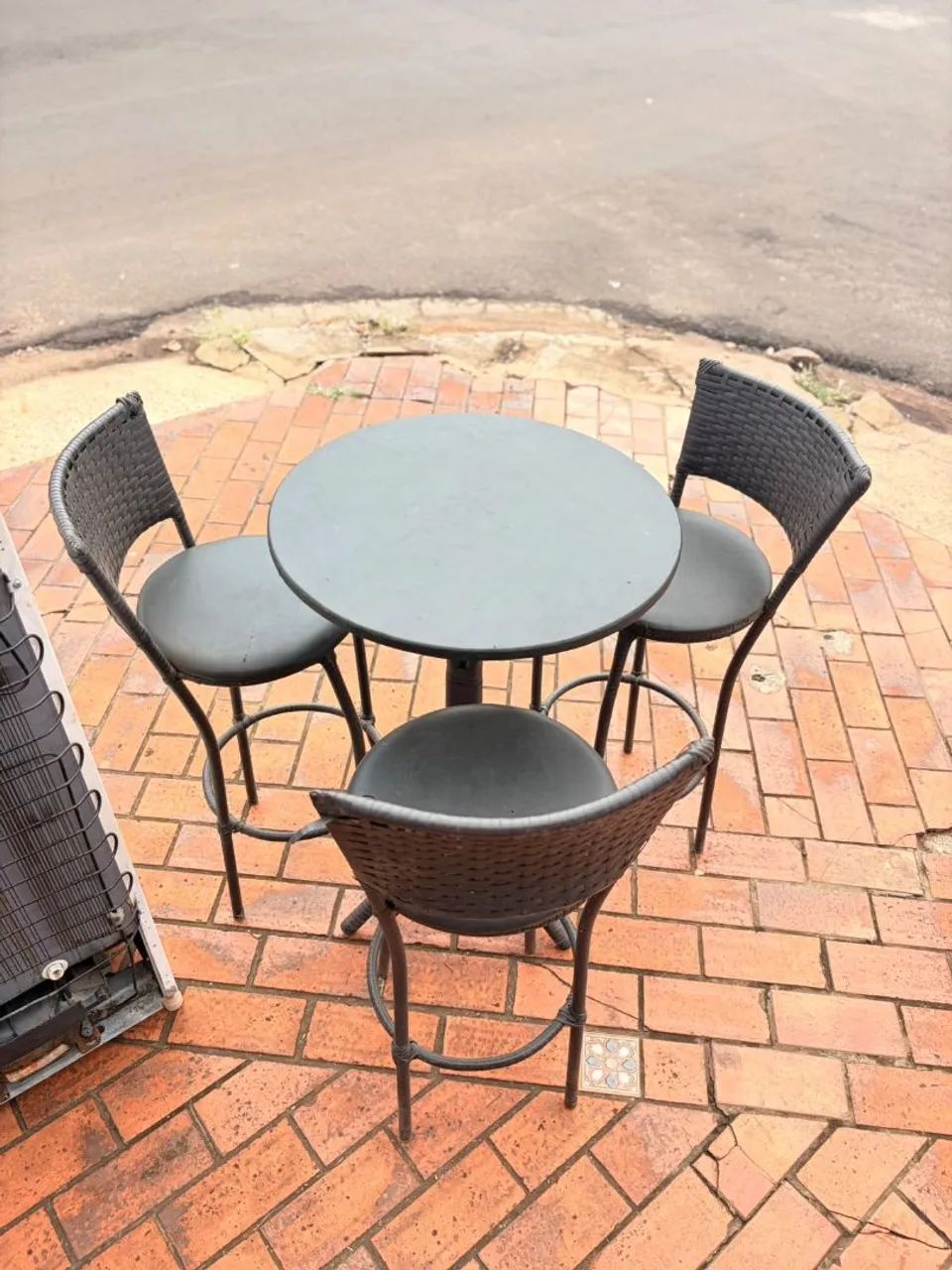 Mesa bistrô com 3 banquetas 