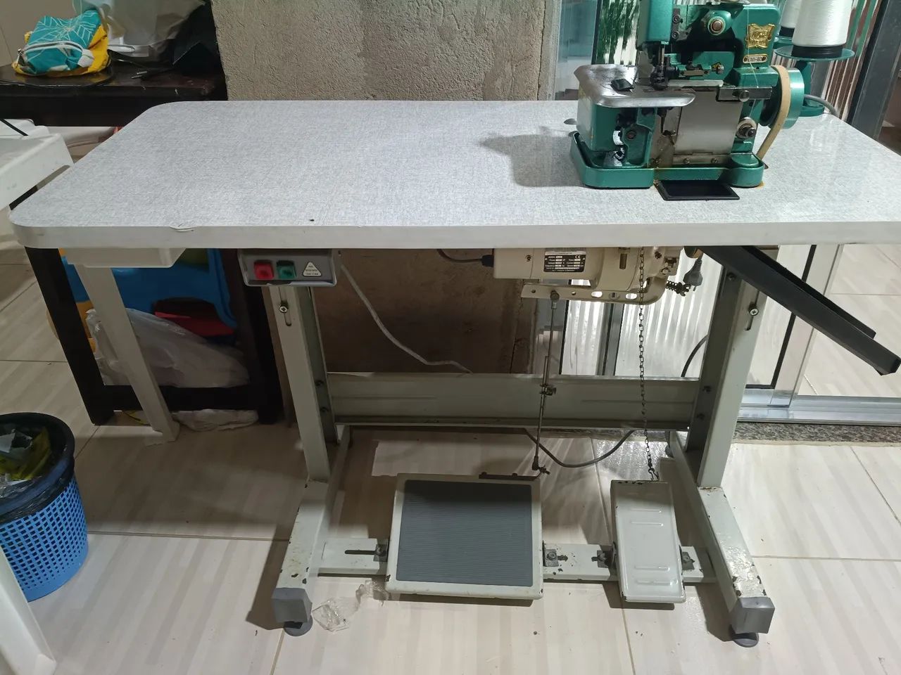 Overlock Semi Industrial Com Motor Grande Bivolt+mesa  - Foto 2