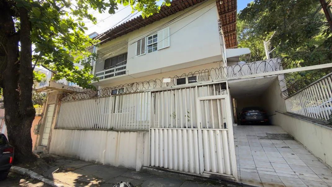 Casa Duplex de Esquina com 5 Quartos no Centro de Vila Velha