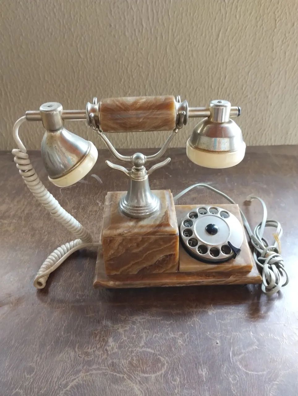 Vendo um telefone 