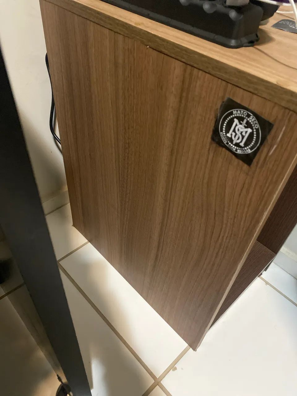 Nicho para computador e suporte para itens 