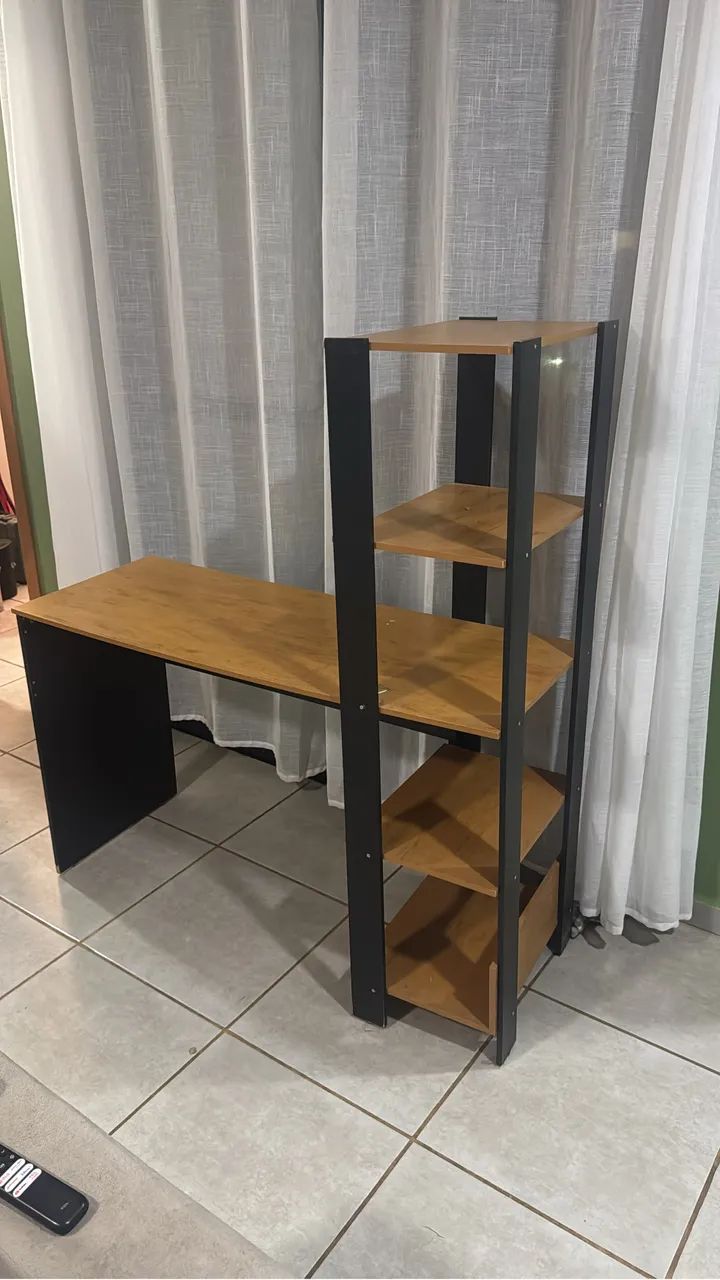 Mesa escrivaninha com prateleiras 