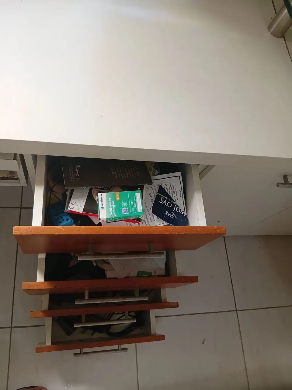 Escrivania grande  com gaveta e bau.  - Foto 3