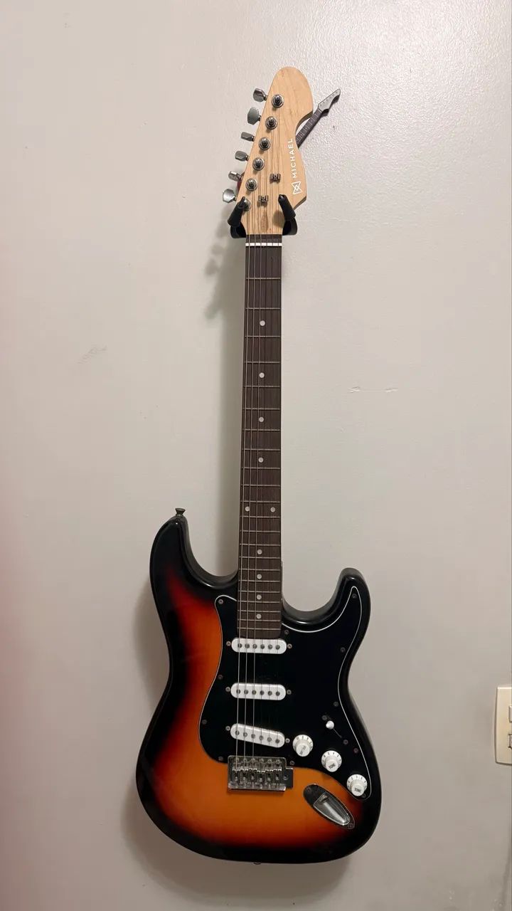 Guitarra Michael Stratocaster estilo Sunburst com capa - Foto 3