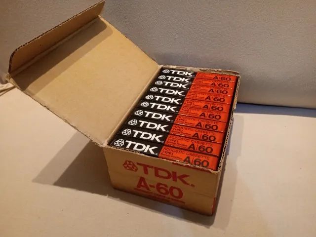 Caixa com 10 fitas cassetes TDK lacradas - Foto 2