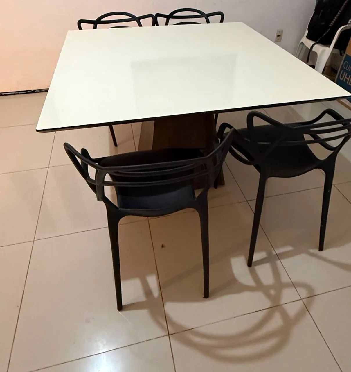 Mesa de jantar quadrada 