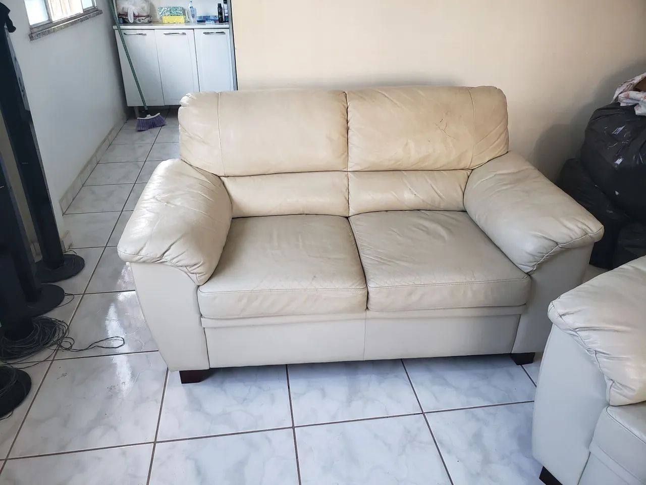 Sofá 2 lugares. Bege. Couro. 