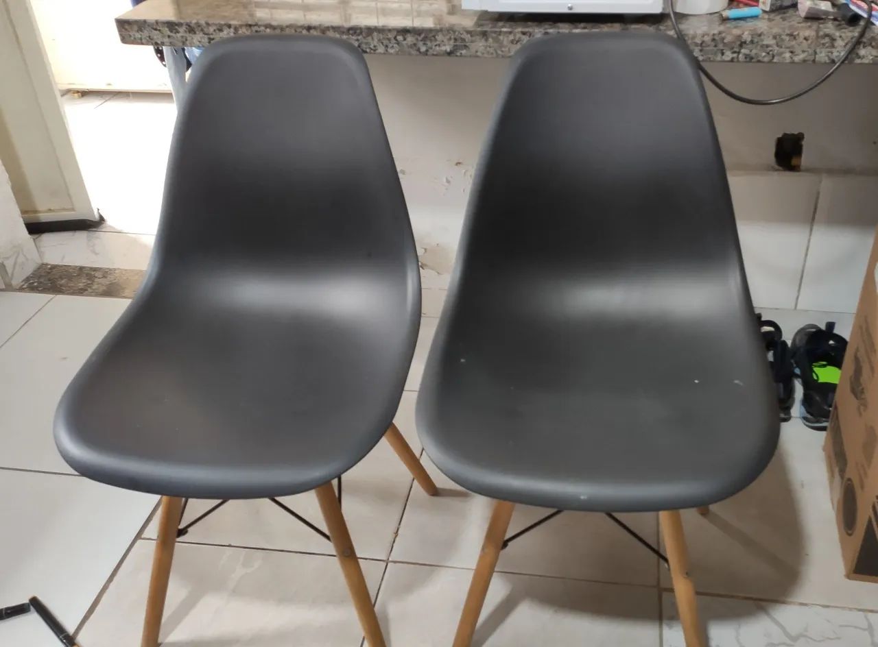 Cadeiras Eames Eiffel Base de Madeira