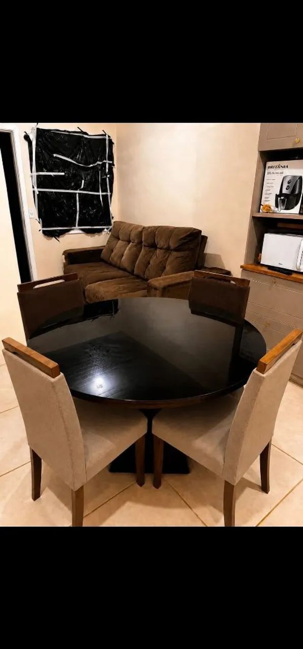 Mesa de jantar nova com cadeiras. 