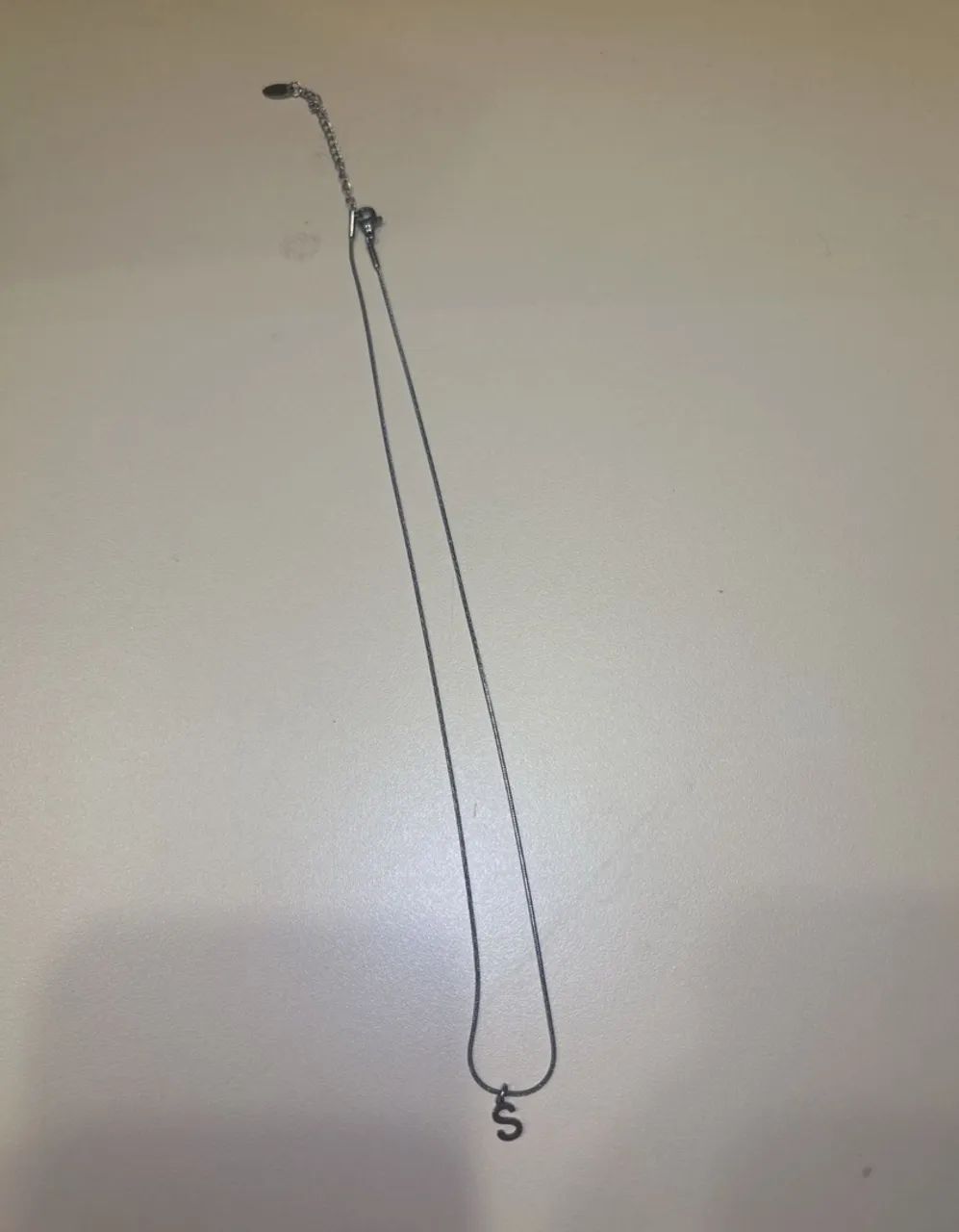 colar de aco inoxidavel nunca usado, pingente da letra S
