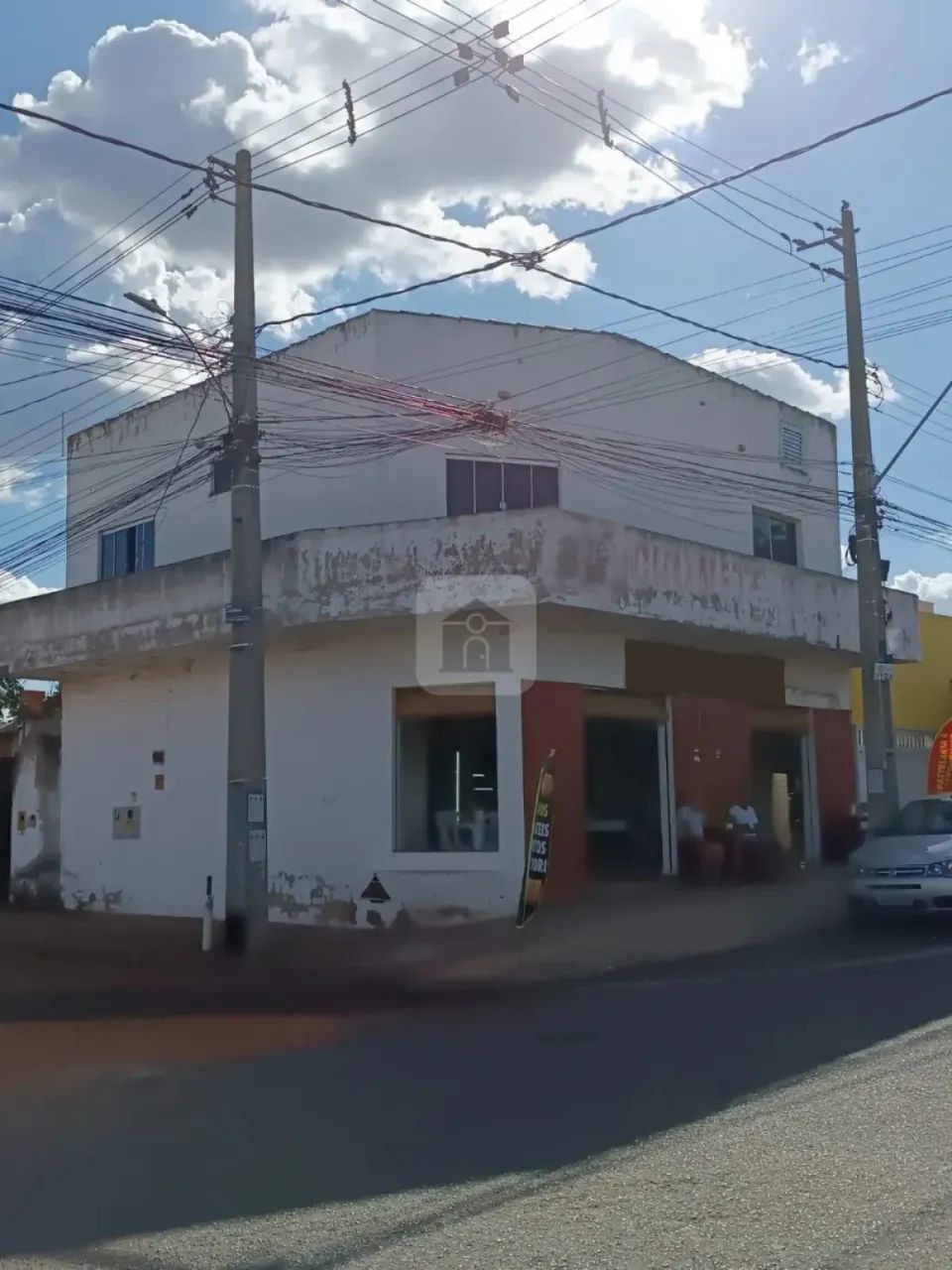 Casa comercial estilo sobrado para venda no bairro Laranjeiras.