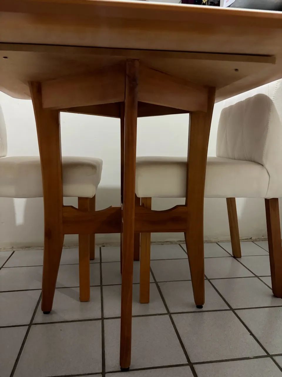 Mesa de jantar com quatro cadeiras - Foto 4