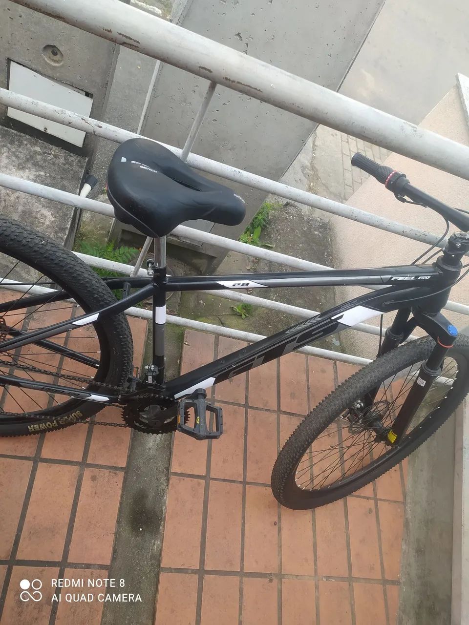  Vendo bicicleta aro 29 pouco tempo de uso  - Foto 2
