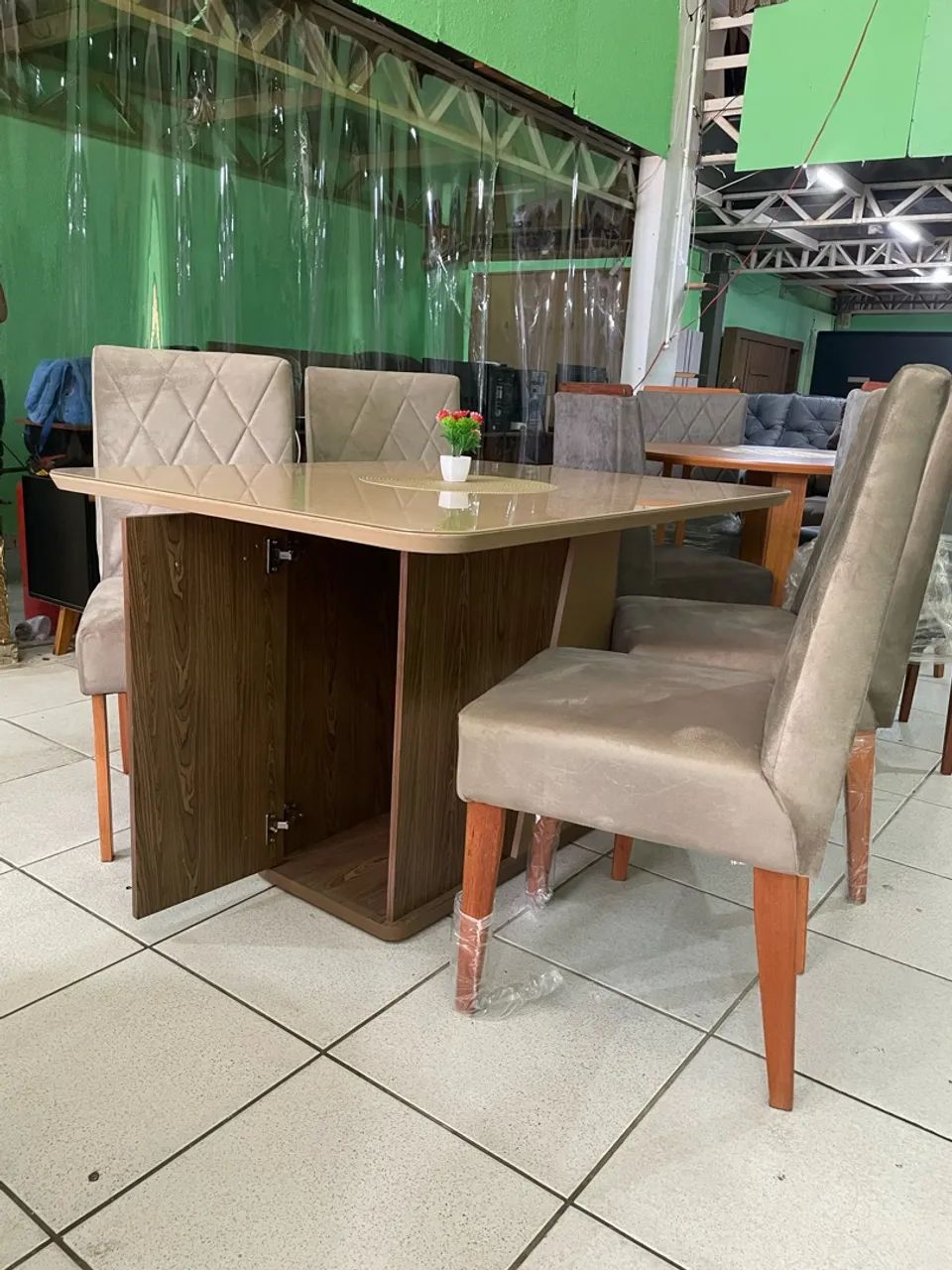 Mesa com baú e 4 cadeiras - Foto 2