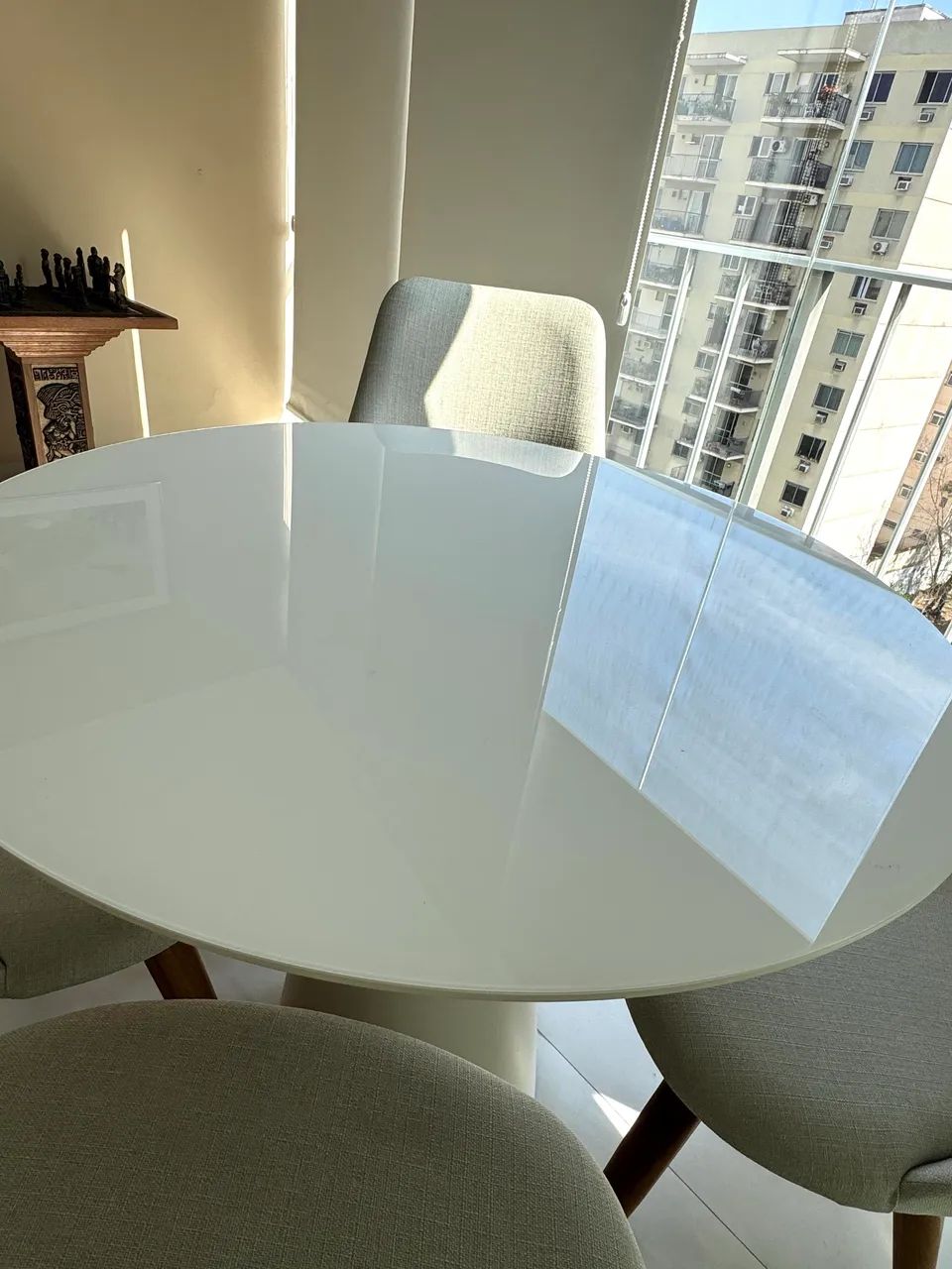 Mesa moderna com tampo branco e 4 cadeiras - Foto 2