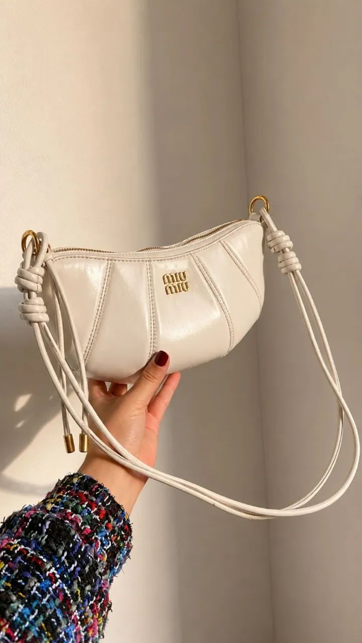 Bolsa Miu Miu Wander Preta com Ferragens Douradas - Foto 4