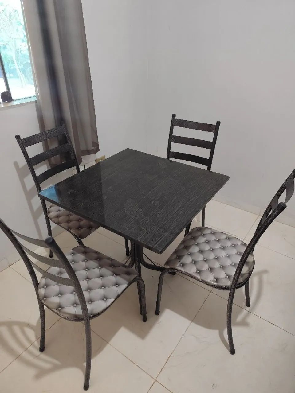 Mesa com 4 cadeiras usada