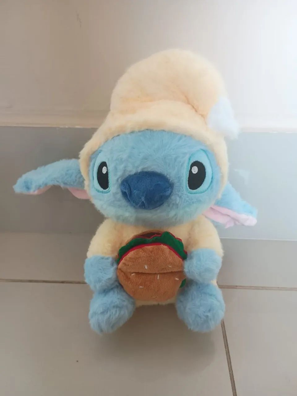 Boneco de pelúcia stitch com macacão amarelo e hamburguer 26cm lilo e stitch