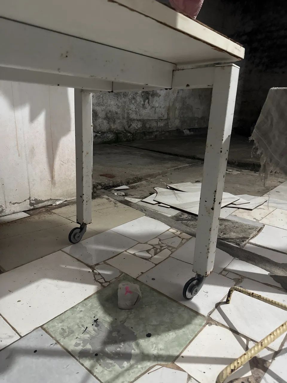 Mesa com pé de alumínio e madeira em cima e rodeie unhas