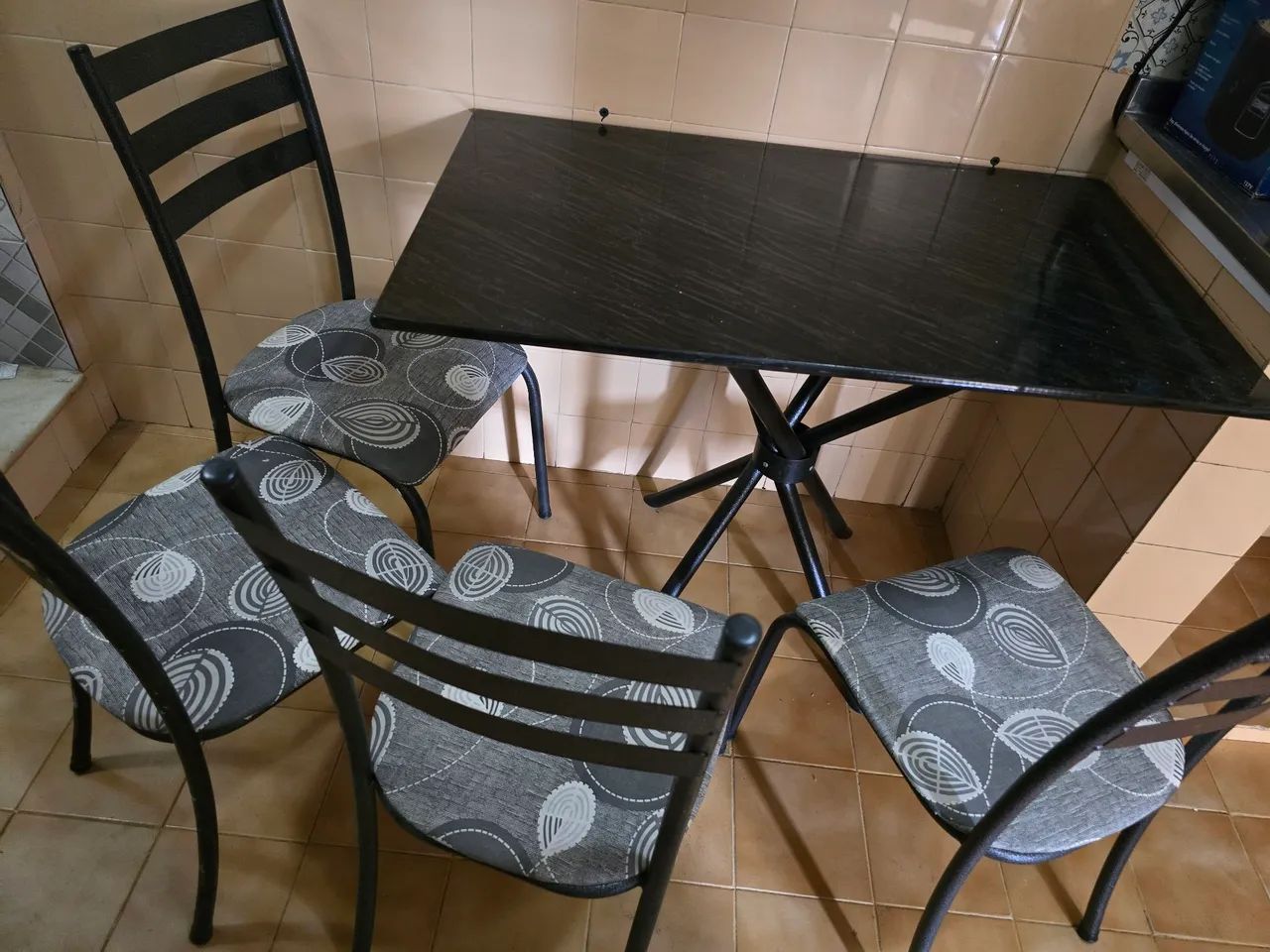 Mesa com 4 cadeiras  - Foto 2