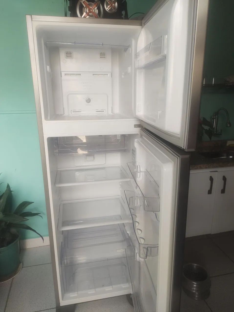 Vende -se geladeira Eletrolux Frost Free 370 litros  - Foto 3