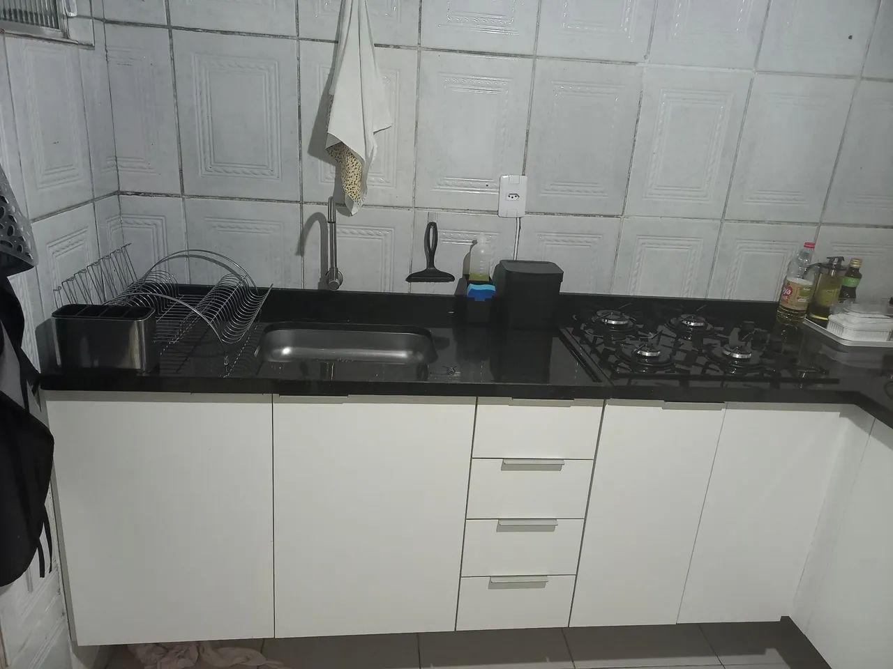 armário de cozinha com pia e bancada