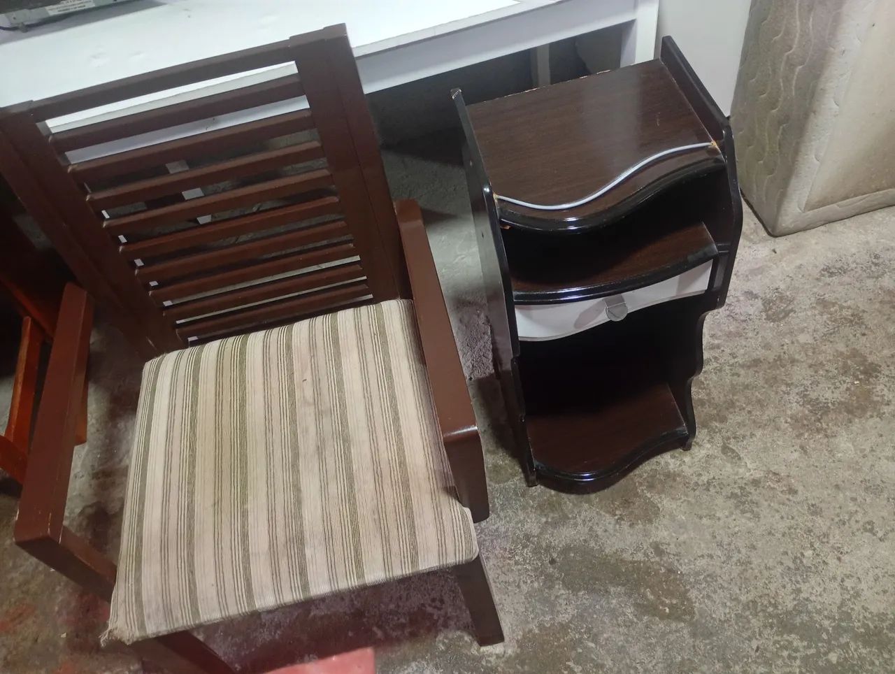 Kit cadeira com criado mudo 150 reais  - Foto 3
