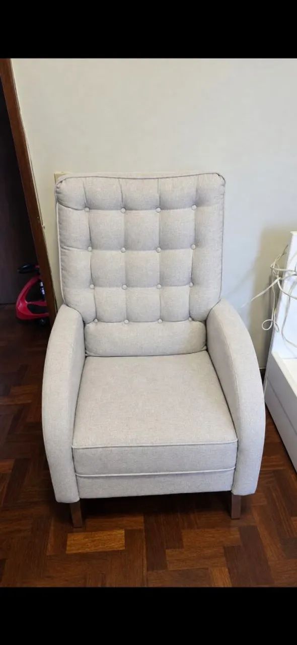 Poltrona de amamentação com balanço e puff para os pés