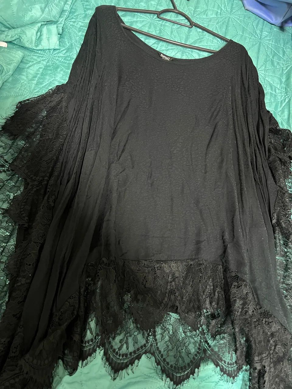Blusa preta fluida com detalhe de renda  David Bitton tamanho G  - Foto 2