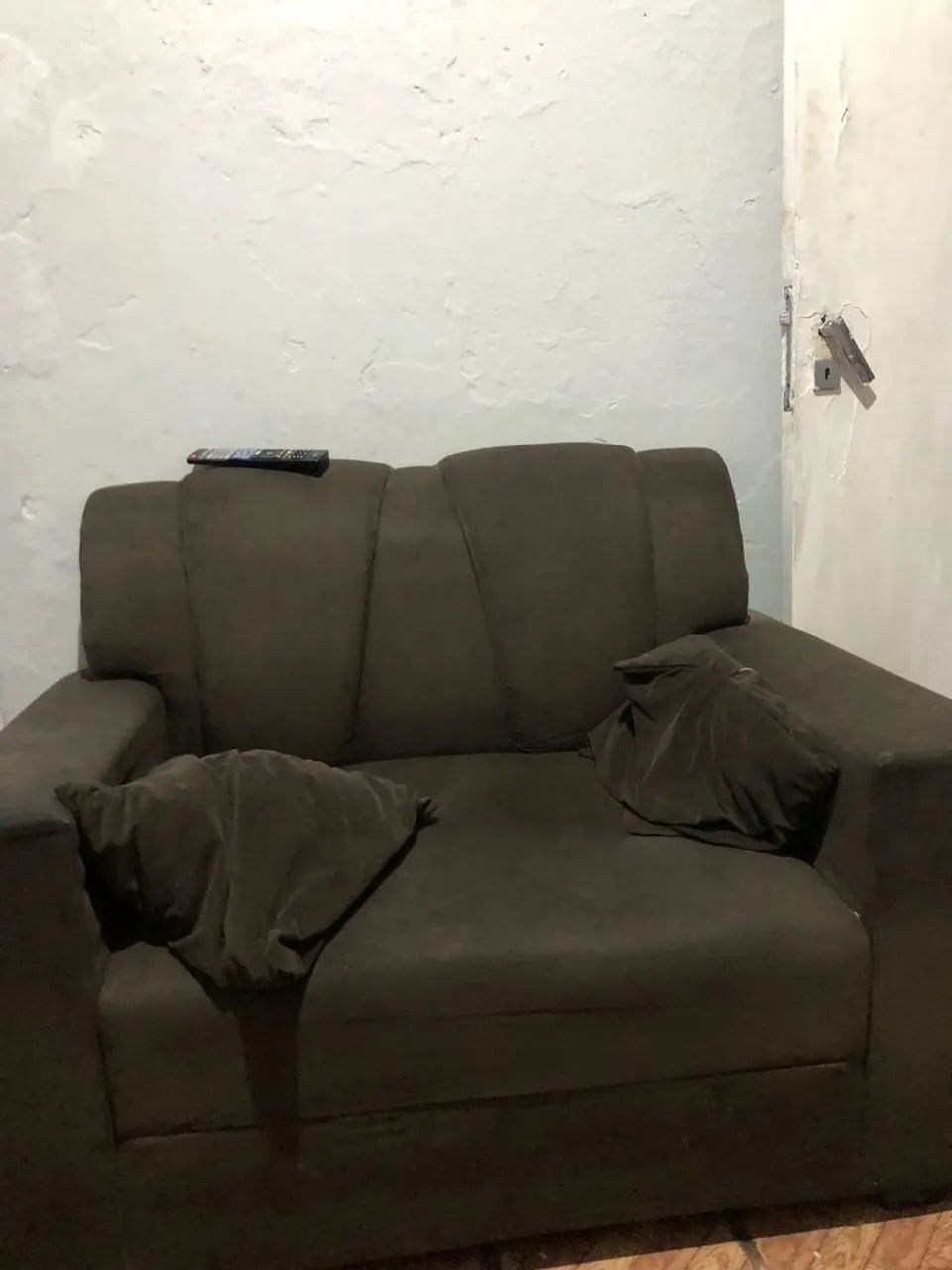 Sofá de dois lugares.