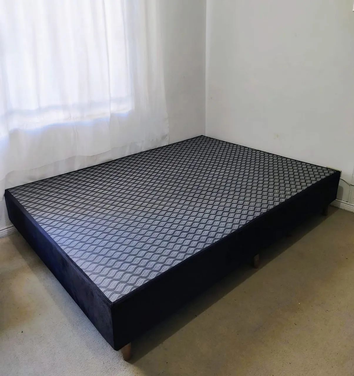 Base cama box semi nova, usada muito pouco