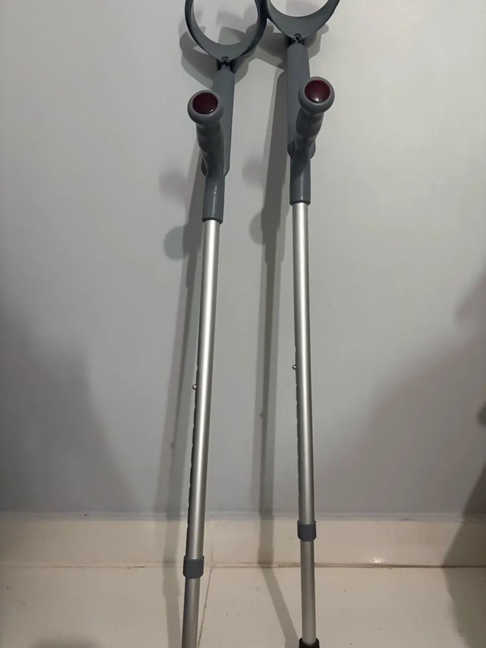 Par Muletas Ajustáveis Seminovas - Foto 4