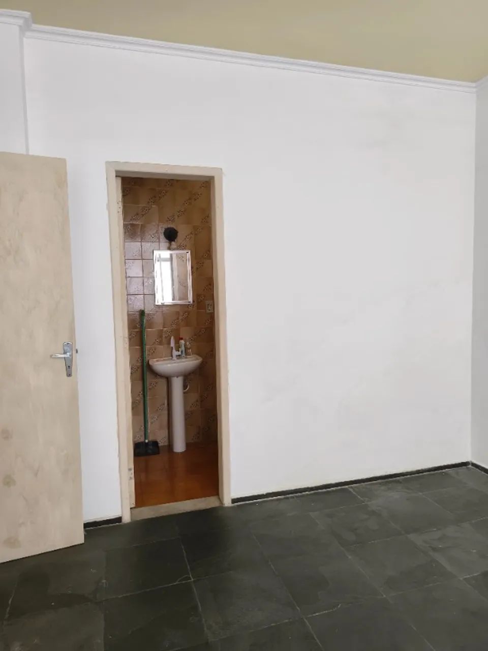 Bom apartamento de sala e quarto com garagem no Centro - Niterói - Foto 2