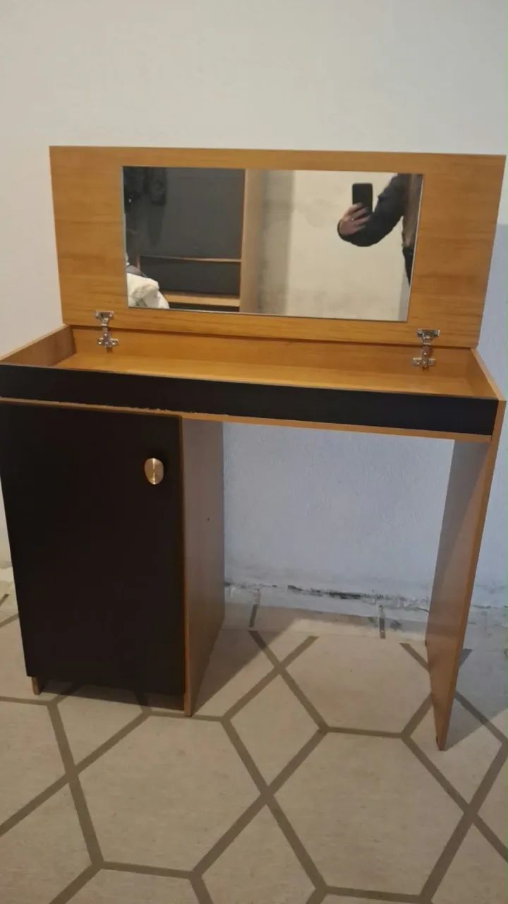 Vendo penteadeira e pode ser uma escrivaninha também 