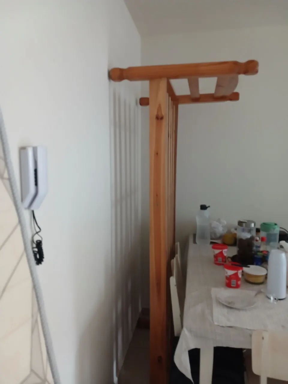 Cama de solteiro e mesa