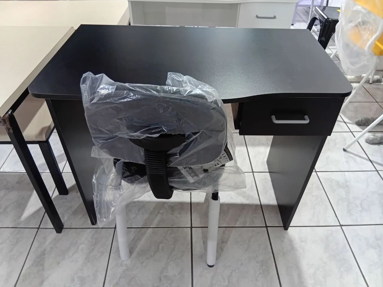 Mesa 90cm e cadeira estofada 