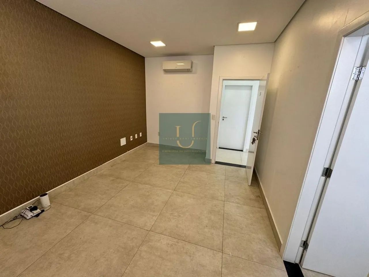 Sala comercial, banheiro privativo, centro de Mogi das Cruzes.