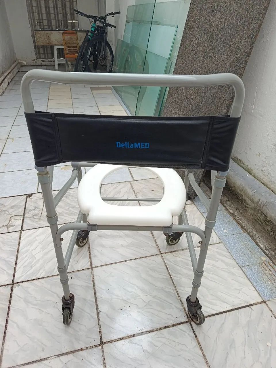 Vendo cadeira de banho. - Foto 2